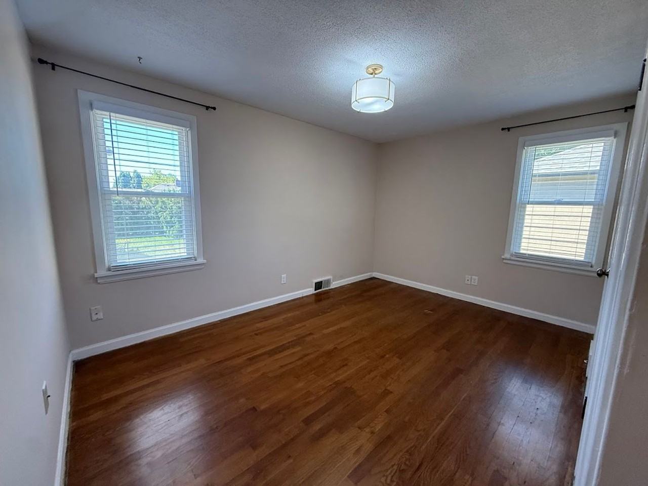 3703 W Rockwell Ave - Photo 7 of 28