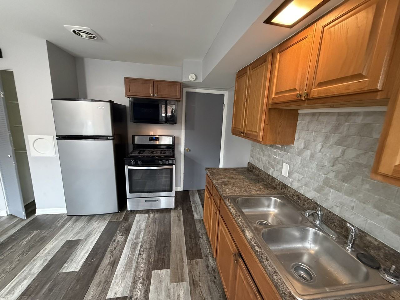 901 N Meadows Ct #D - Photo 3 of 30