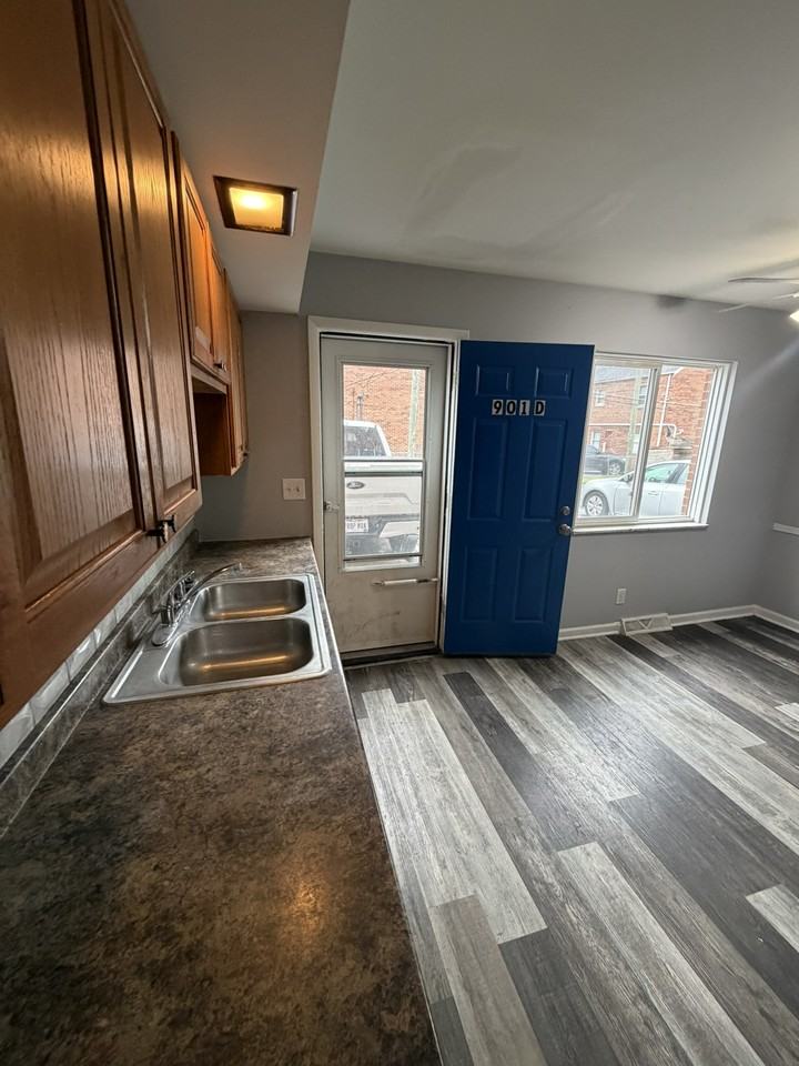 901 N Meadows Ct #D - Photo 4 of 30