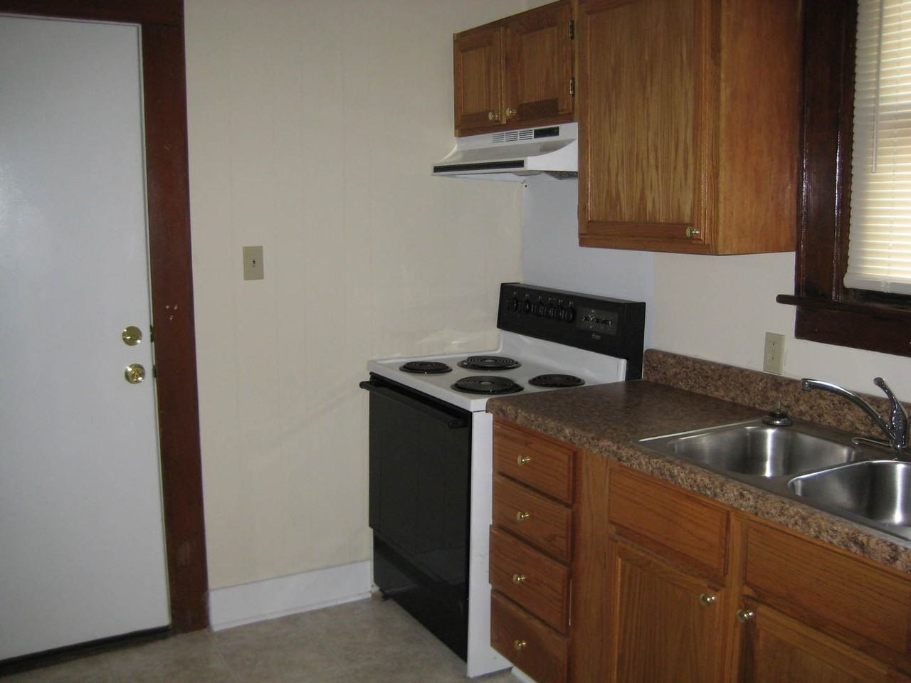 611 E 37th St - Photo 4 of 6