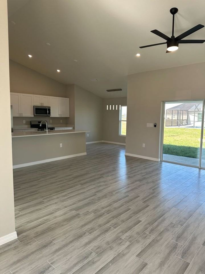 921 Nw 16th Ter - Photo 2 of 10