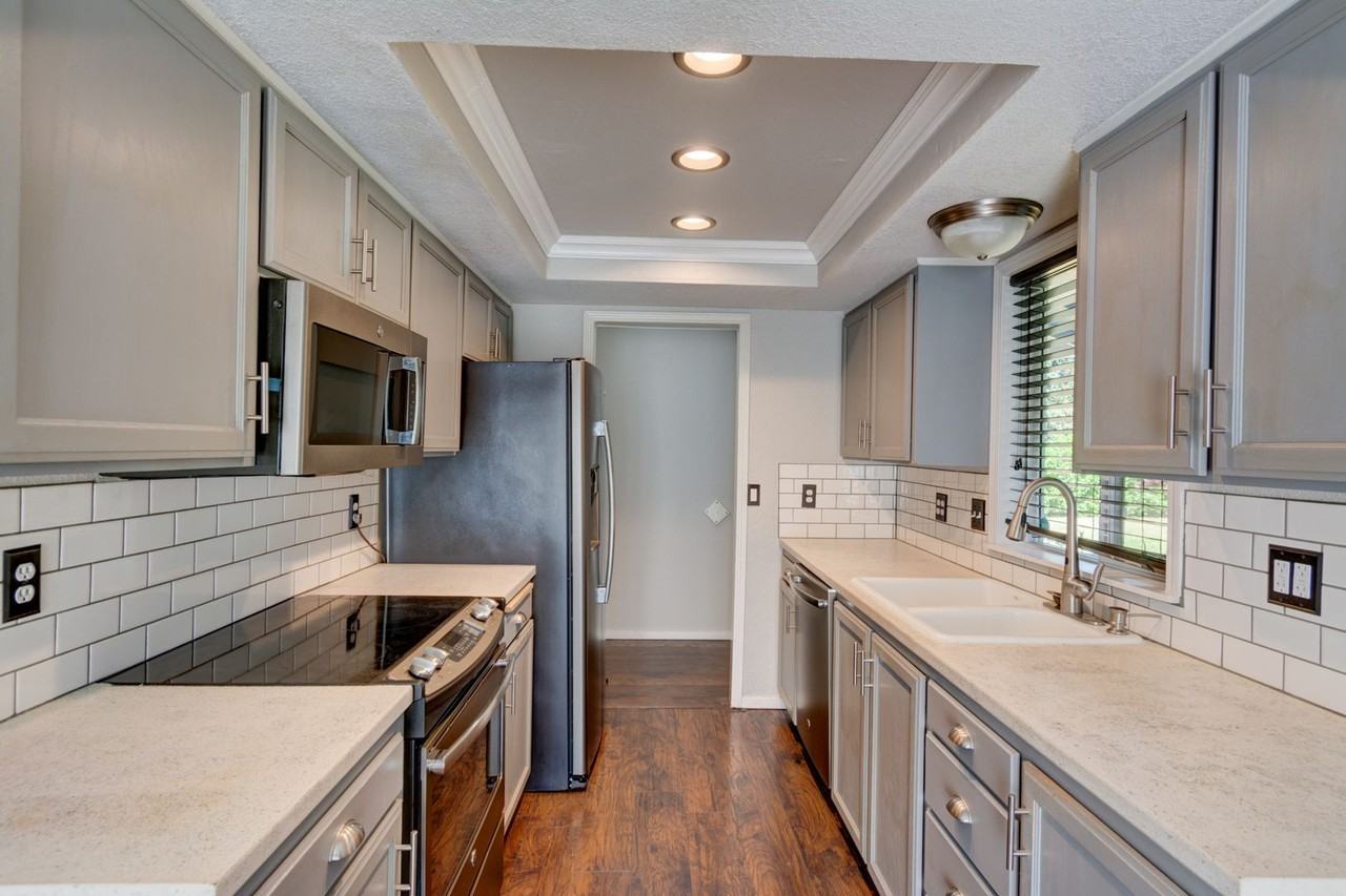 899 Sw 13th Ave - Photo 3 of 36
