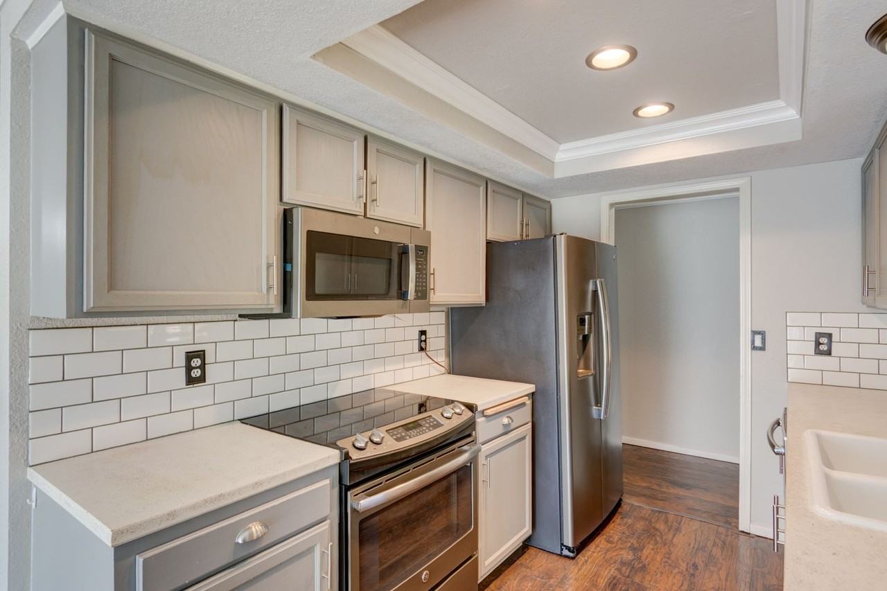 899 Sw 13th Ave - Photo 5 of 36