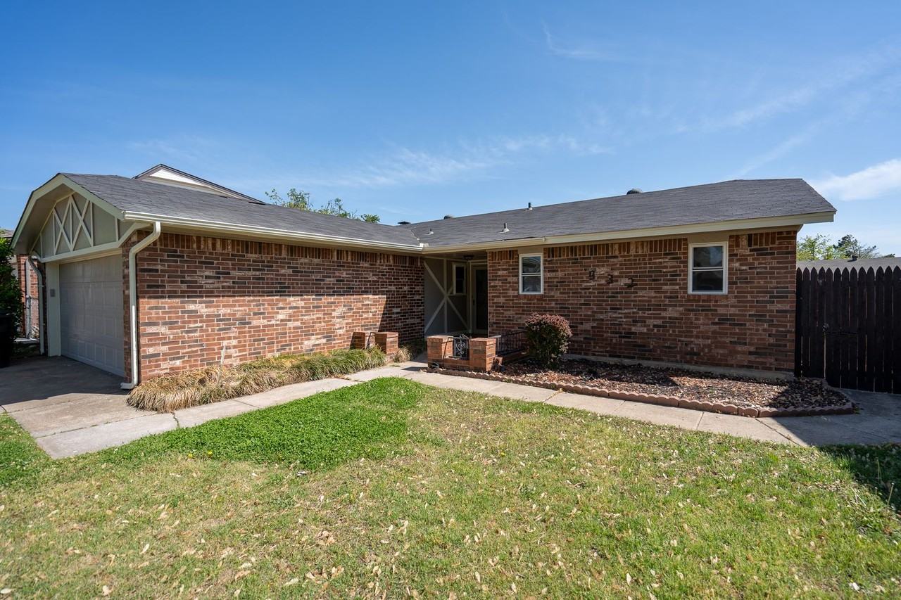 932 Nw 9th St - Photo 2 of 24