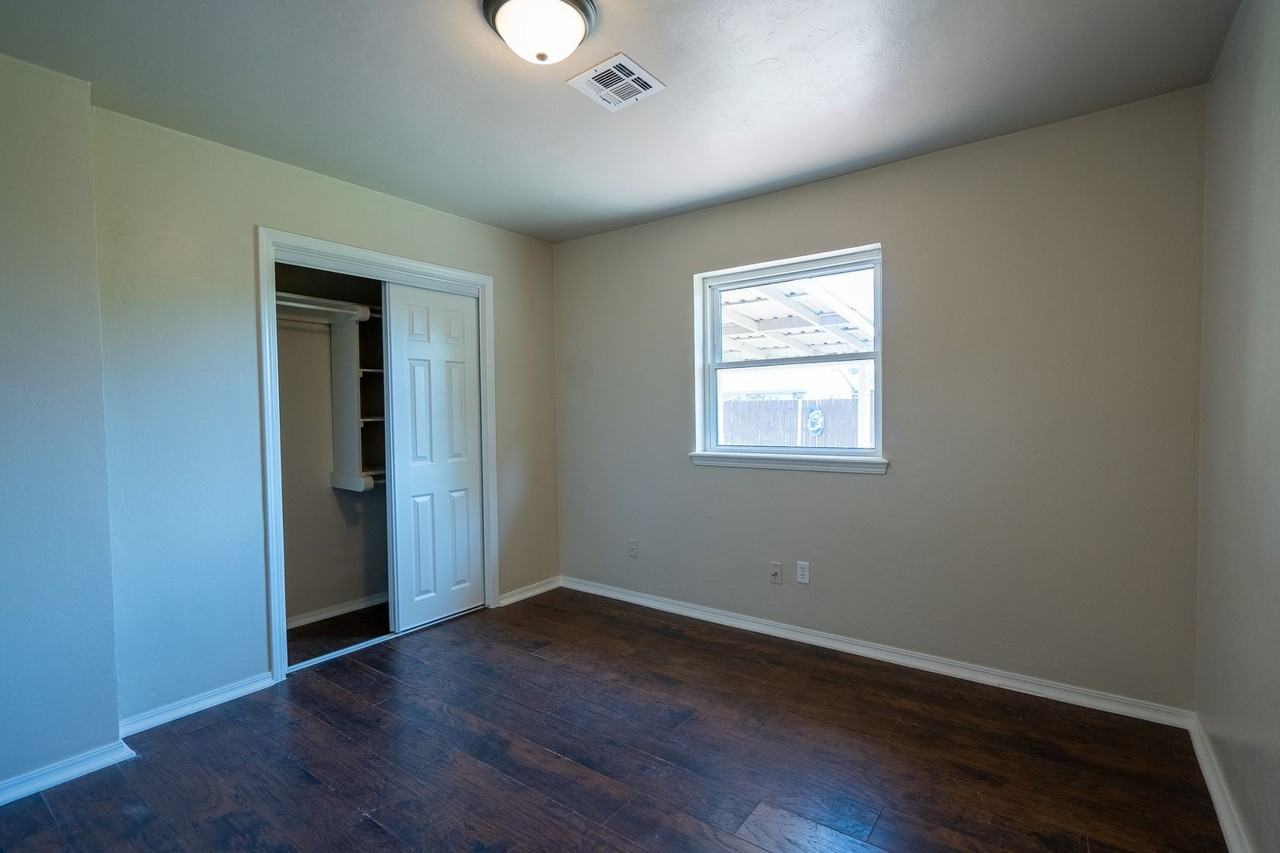 932 Nw 9th St - Photo 3 of 24