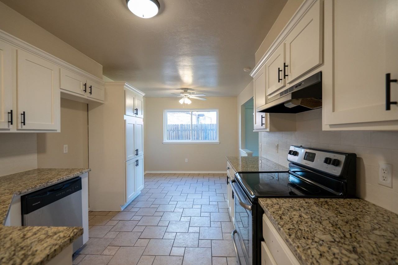 932 Nw 9th St - Photo 5 of 24