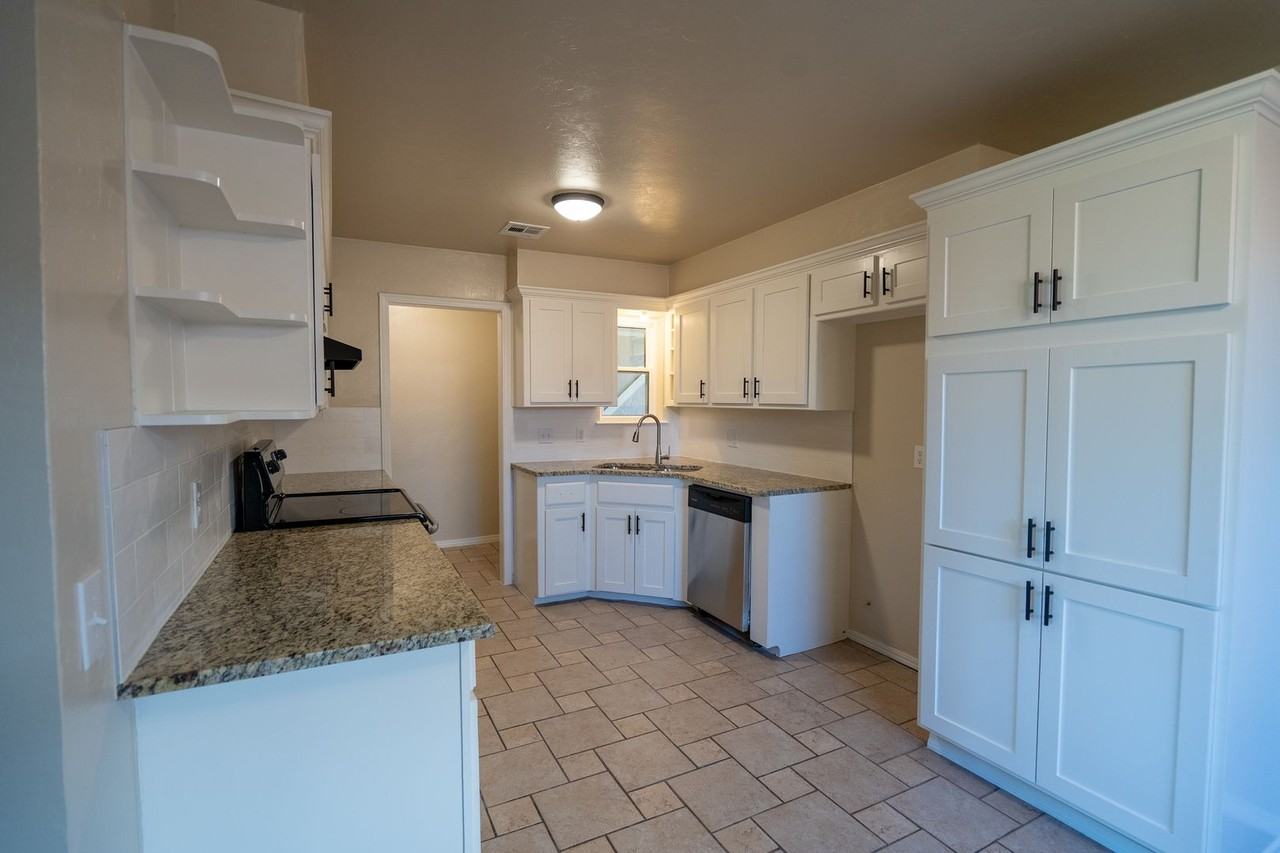 932 Nw 9th St - Photo 6 of 24