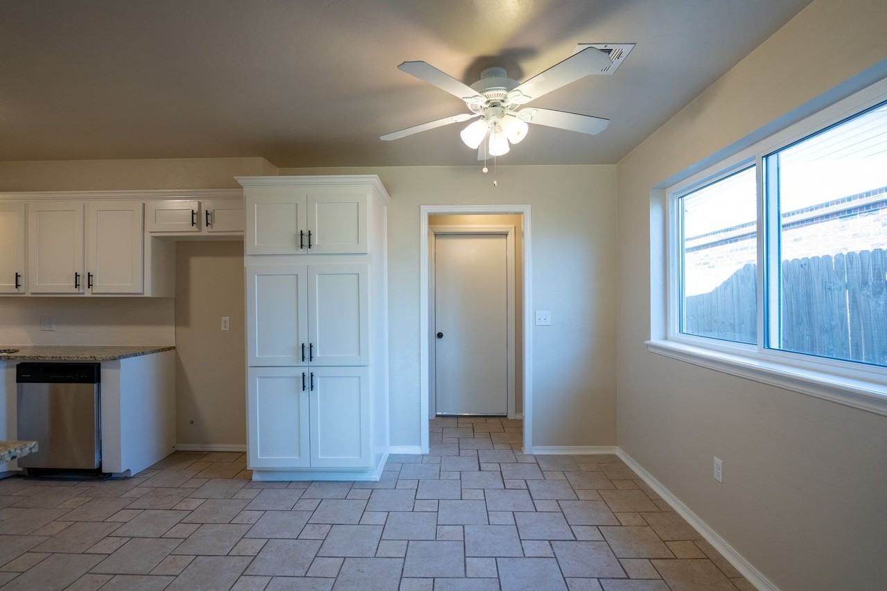 932 Nw 9th St - Photo 7 of 24