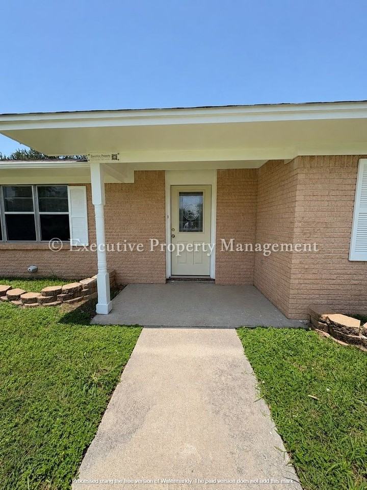 616 Cedar Dr - Photo 2 of 17
