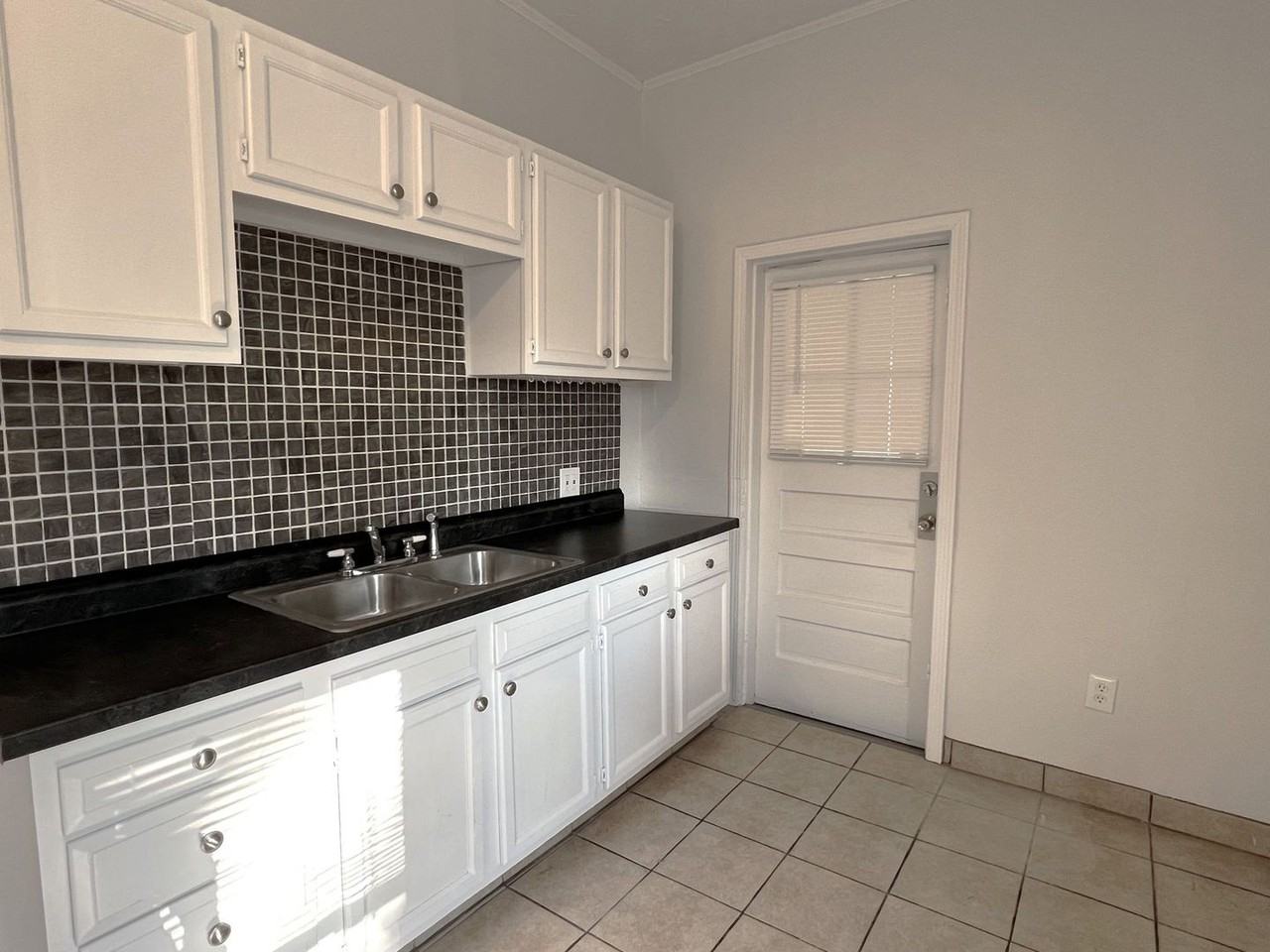 1611 Oak St - Photo 7 of 15