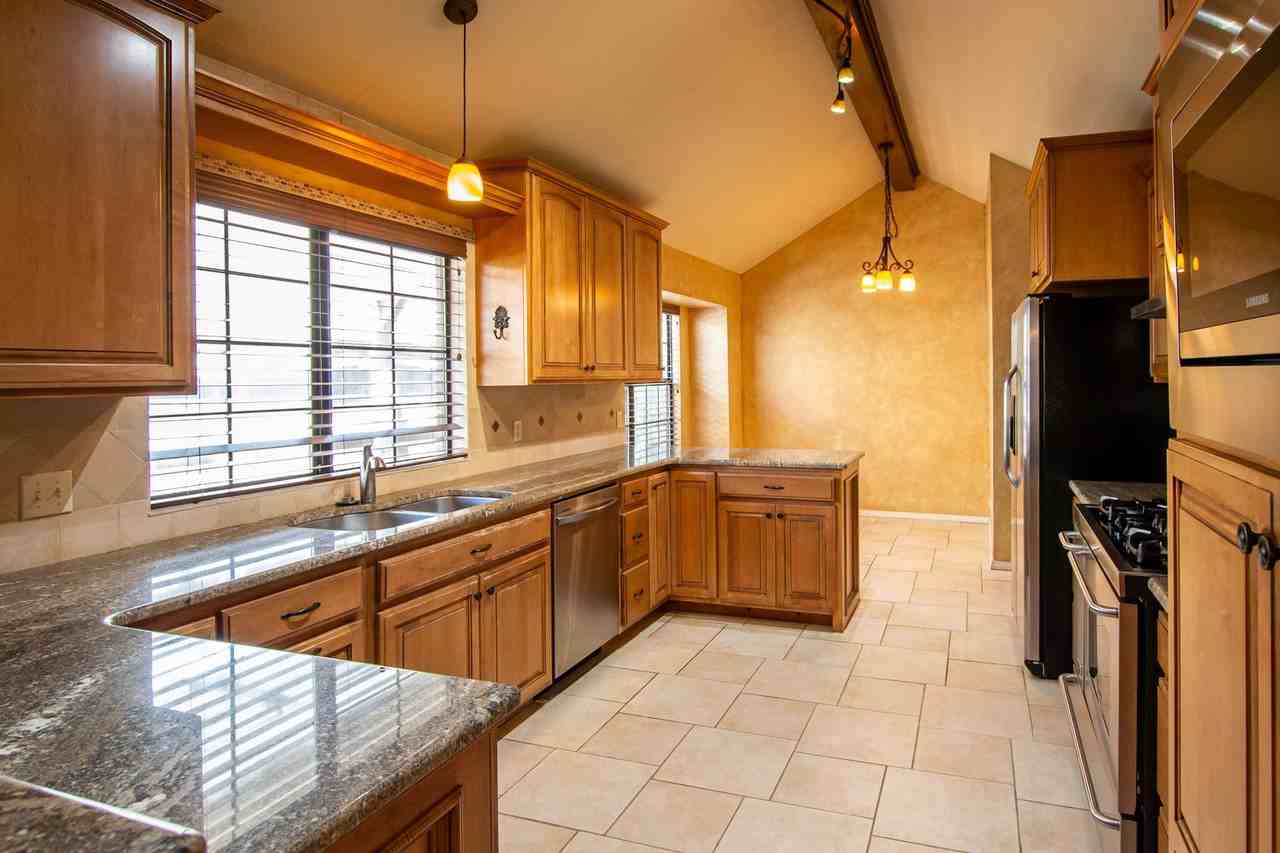 516 Nw 171st St - Photo 4 of 32