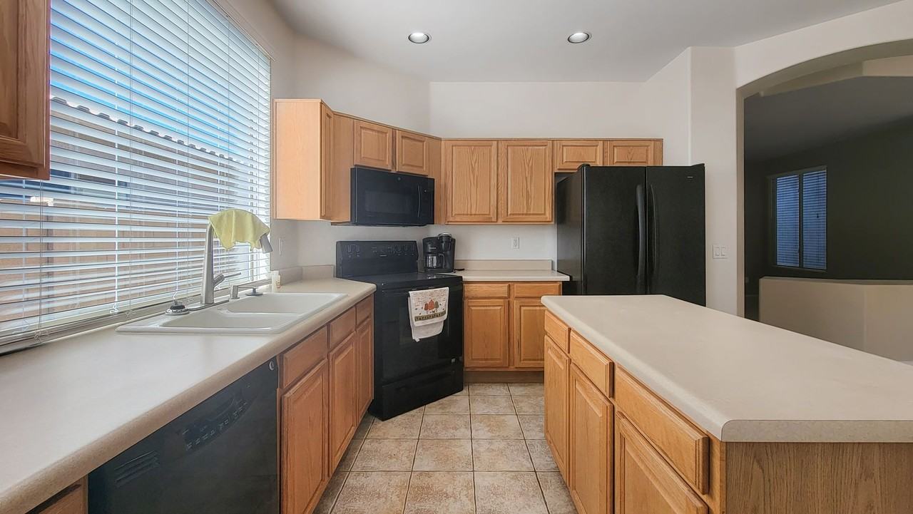 18651 W Sunrise Dr - Photo 4 of 46