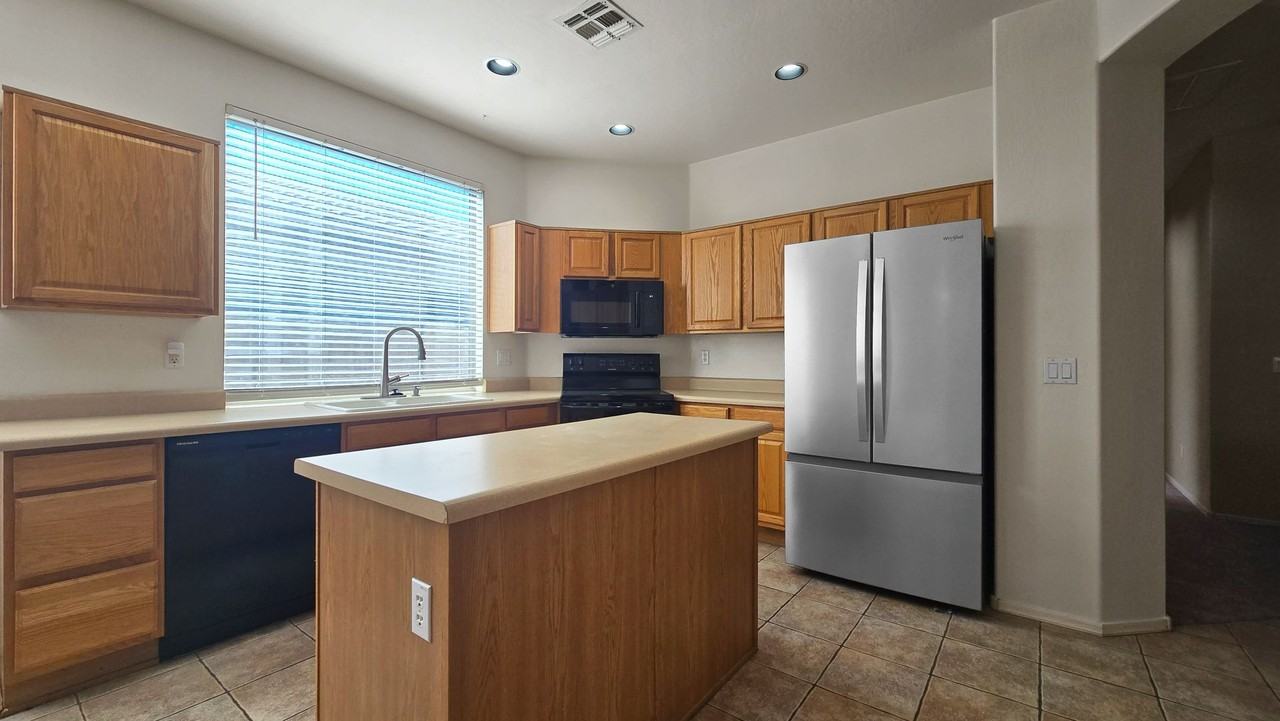 18651 W Sunrise Dr - Photo 5 of 46