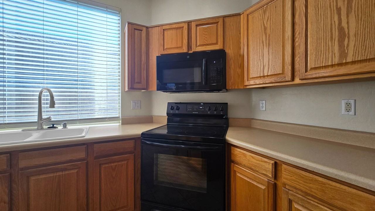 18651 W Sunrise Dr - Photo 6 of 46
