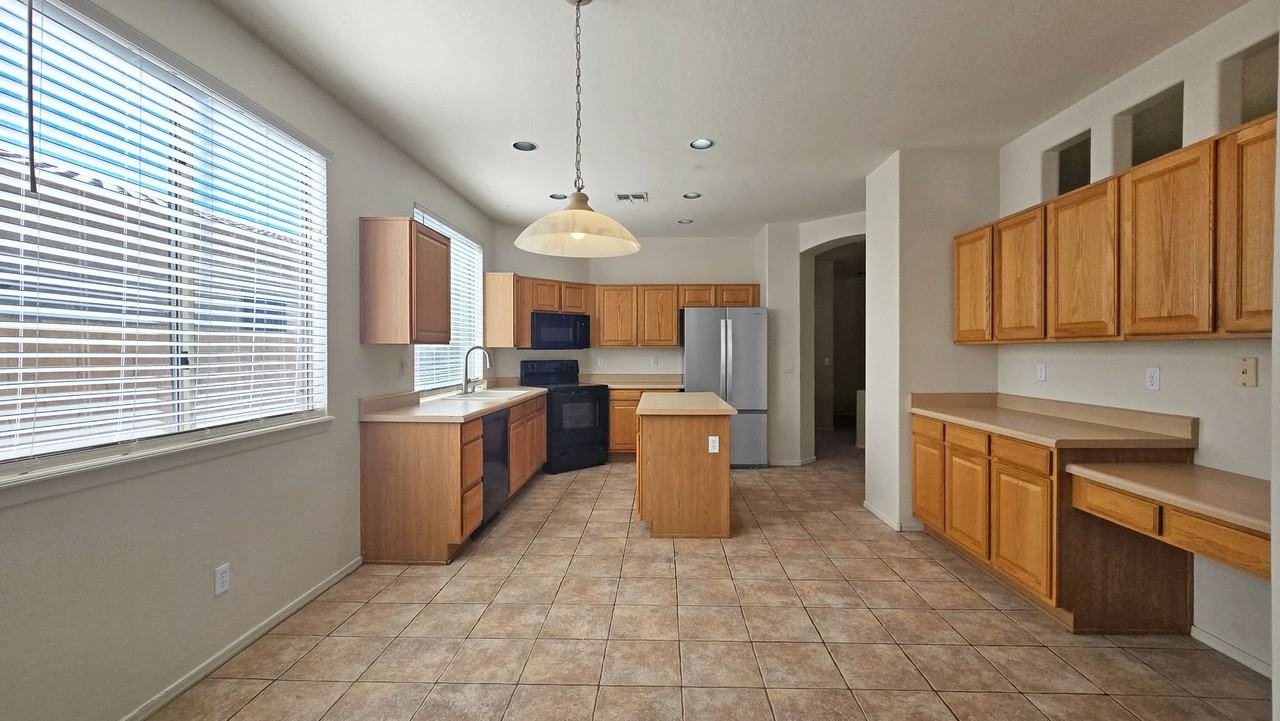 18651 W Sunrise Dr - Photo 7 of 46