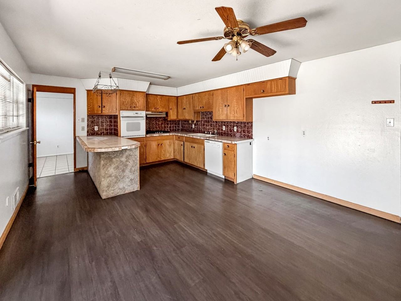 805 W Gore Ave - Photo 4 of 11