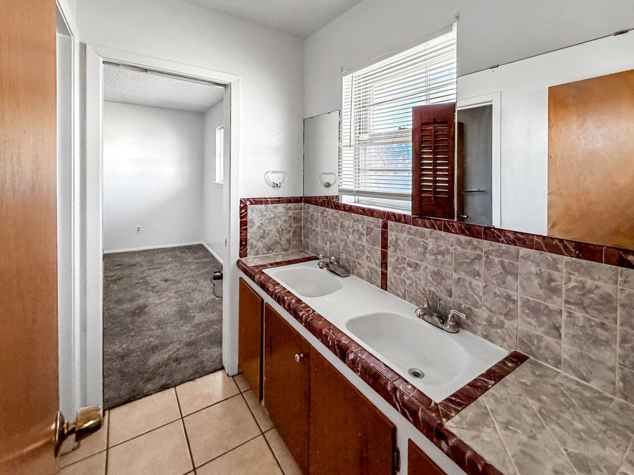 805 W Gore Ave - Photo 5 of 11