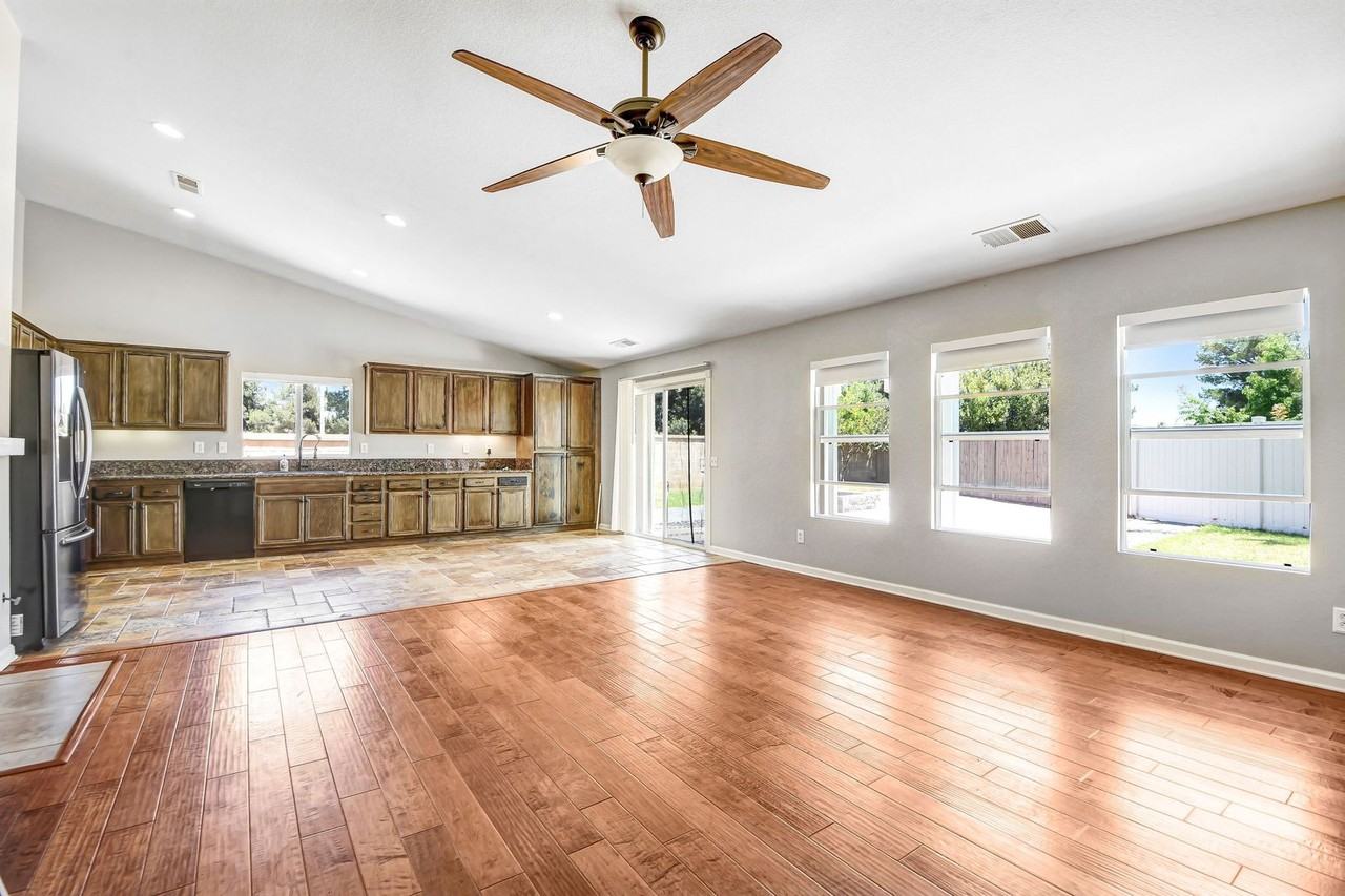 25629 Driftview Cir - Photo 4 of 20