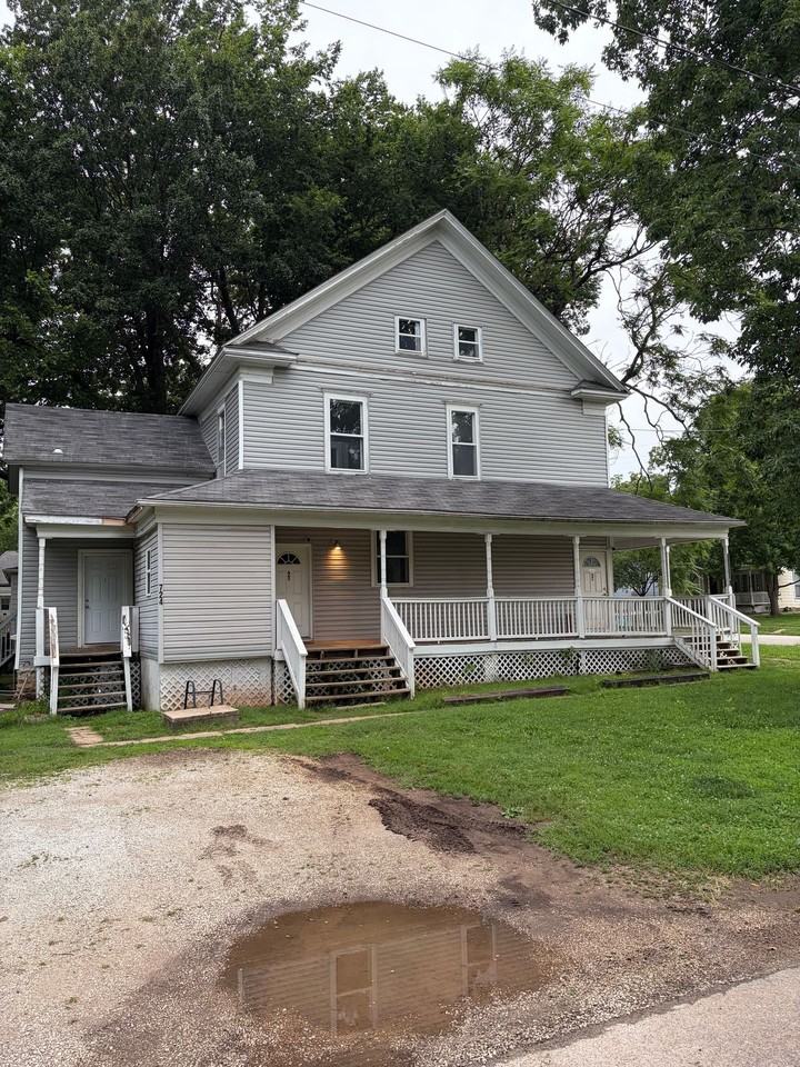 724 W Elm St - Photo 2 of 50