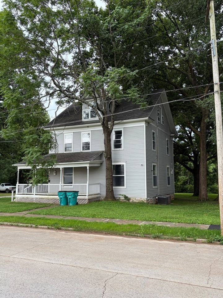 724 W Elm St - Photo 4 of 50