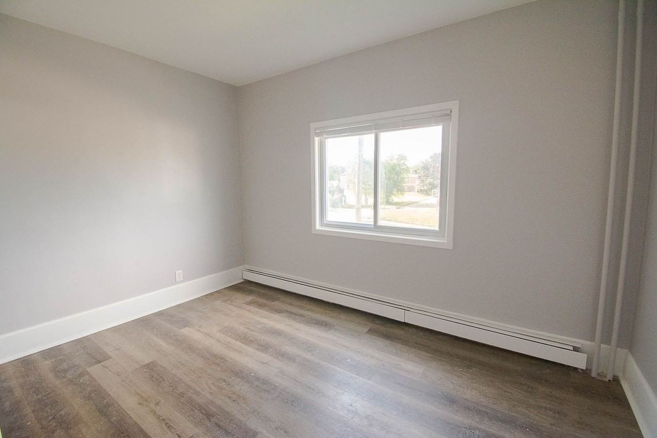 836 S Newton Ave - Photo 5 of 16