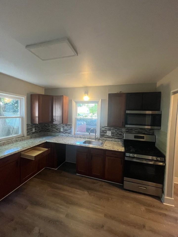 256 Woodbine Ave - Photo 4 of 24
