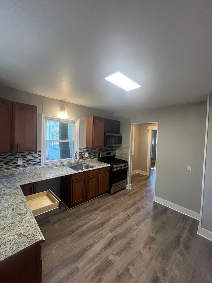 256 Woodbine Ave - Photo 7 of 24