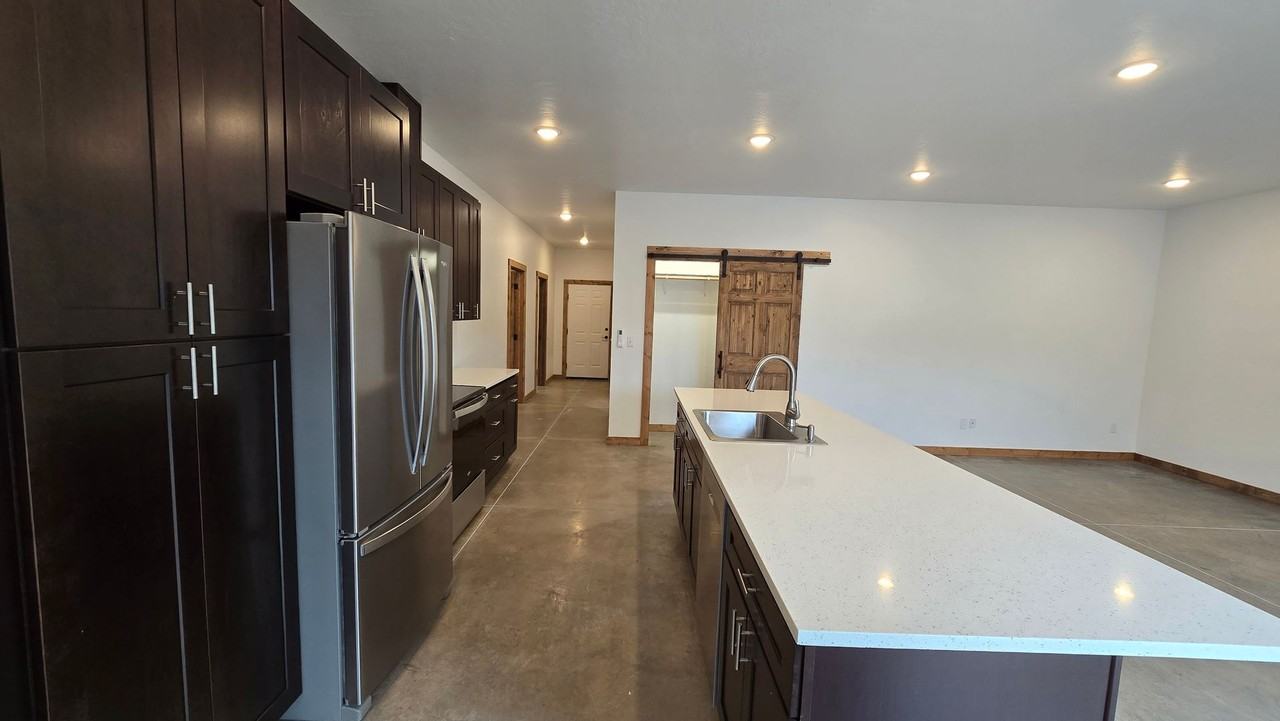 2215 Steamboat Ln - Photo 7 of 10