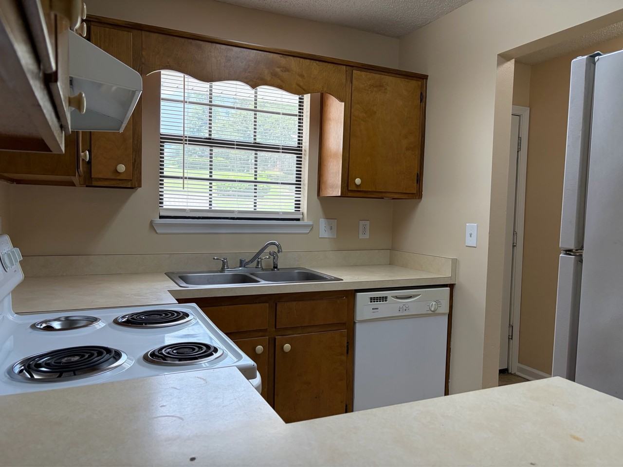 1103 Greentree Ct #F - Photo 5 of 11