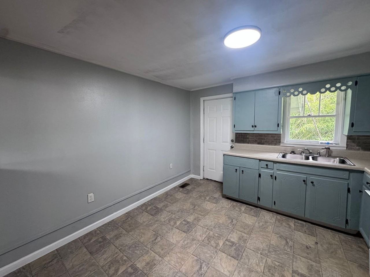 4924 Saks Rd - Photo 3 of 12