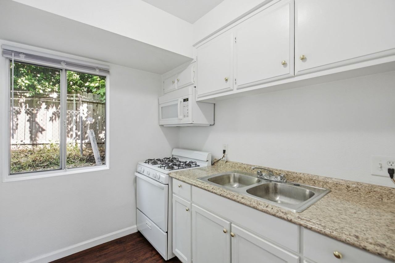 475 E Foothill Blvd - Photo 4 of 29