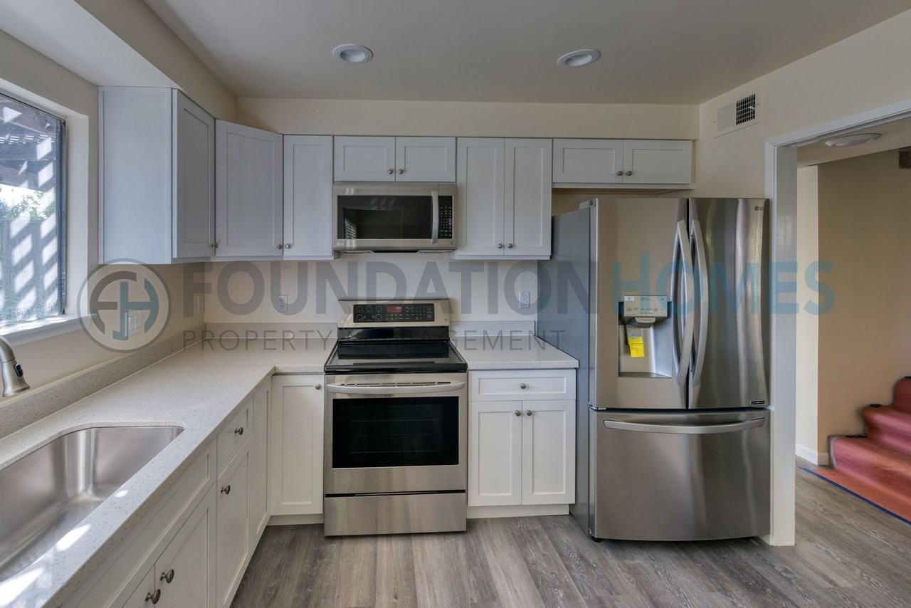 404 San Marin Dr - Photo 2 of 19