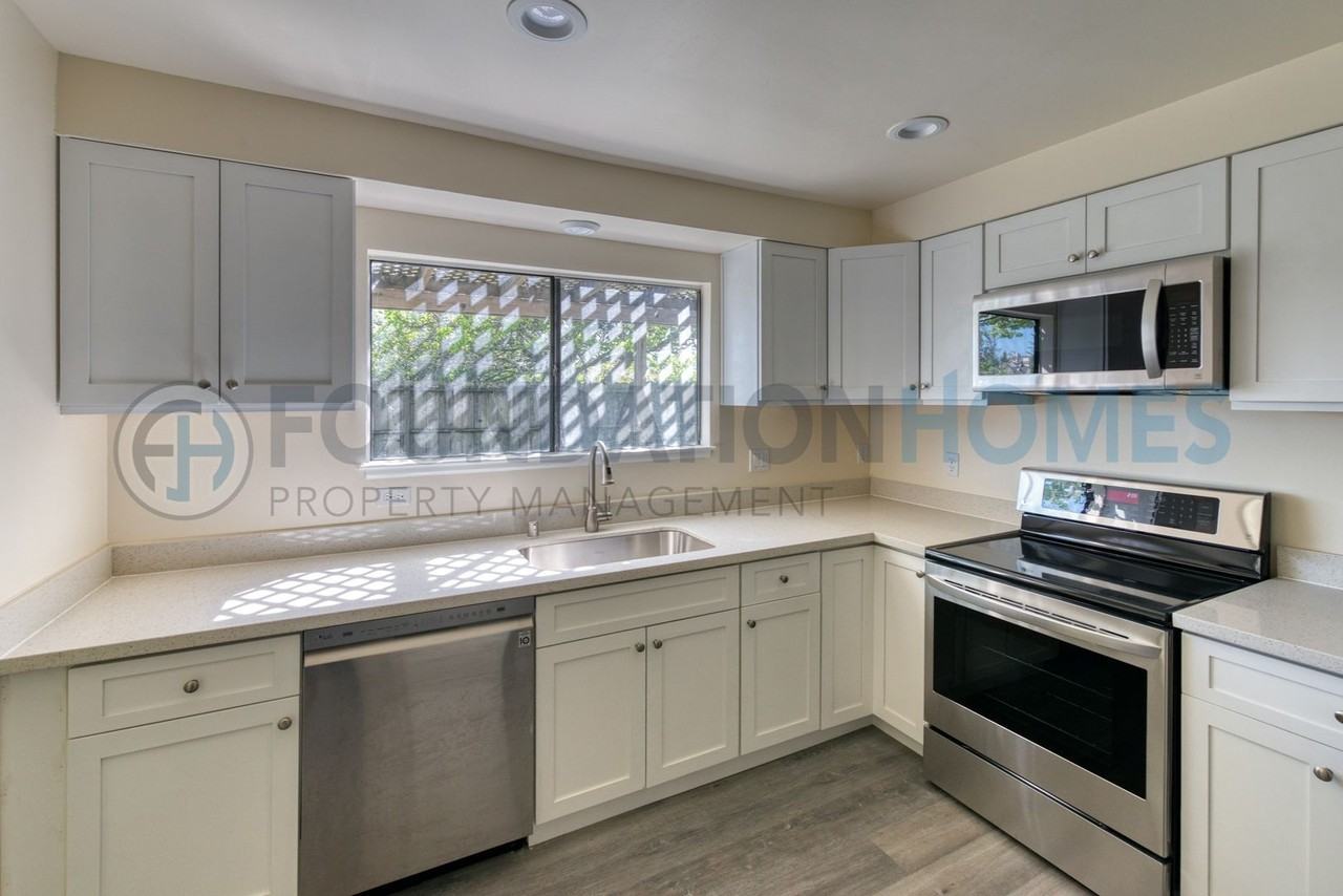 404 San Marin Dr - Photo 4 of 19