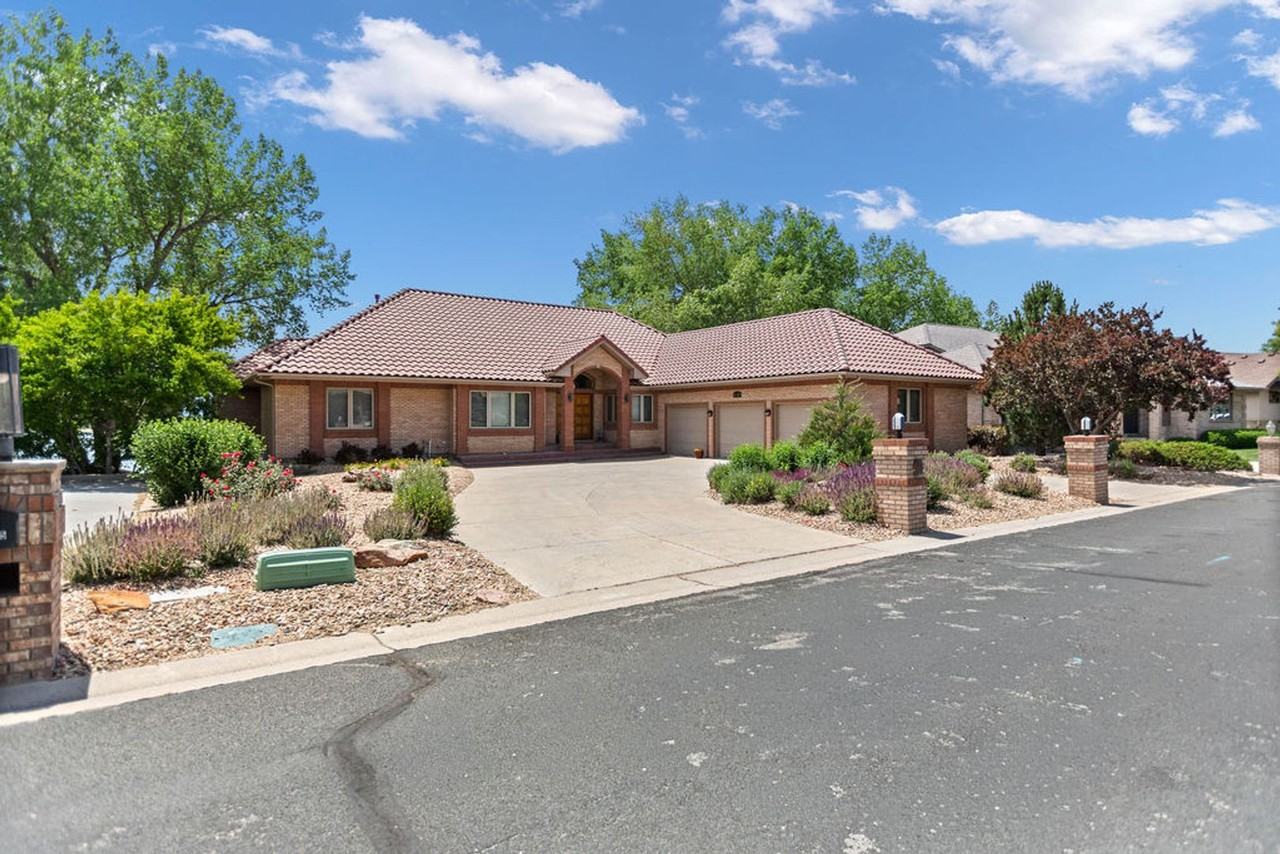 3957 Valley Oak Dr - Photo 2 of 49