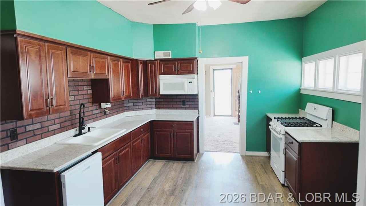 101 E North St - Photo 3 of 13