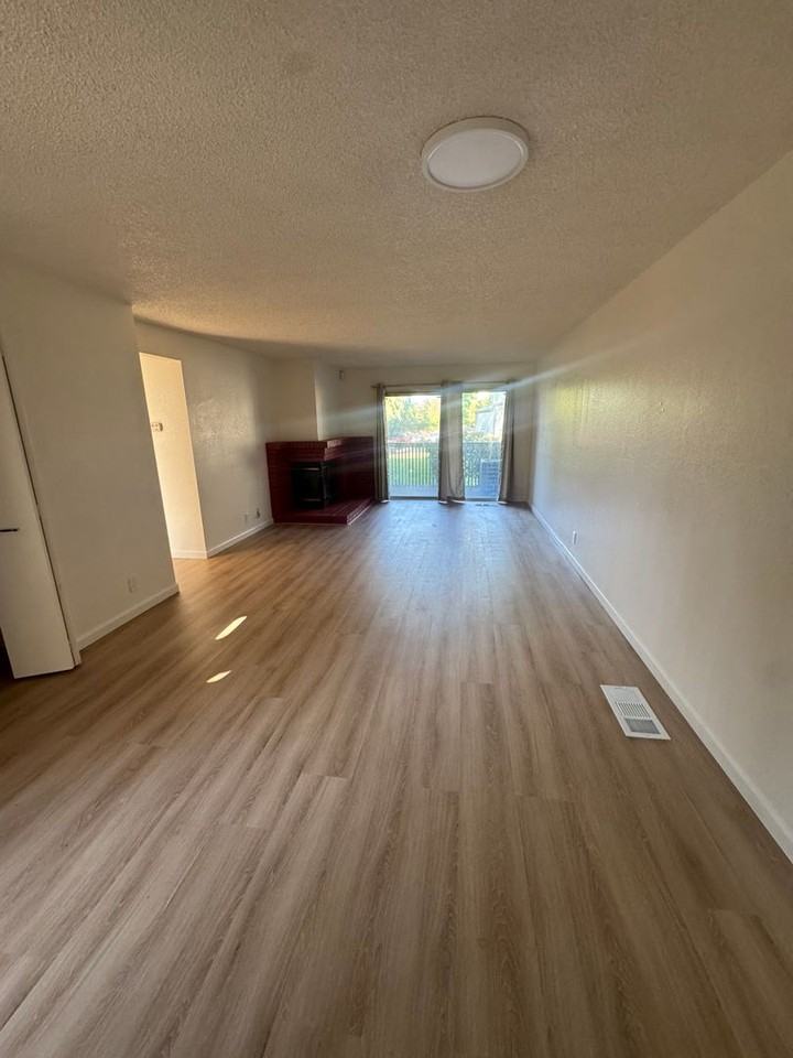 512 Lancaster Ln - Photo 2 of 16