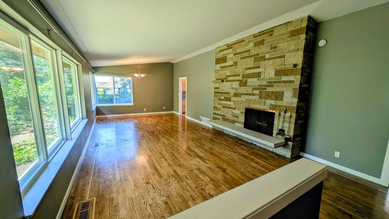 704 N 163rd St - Photo 3 of 23