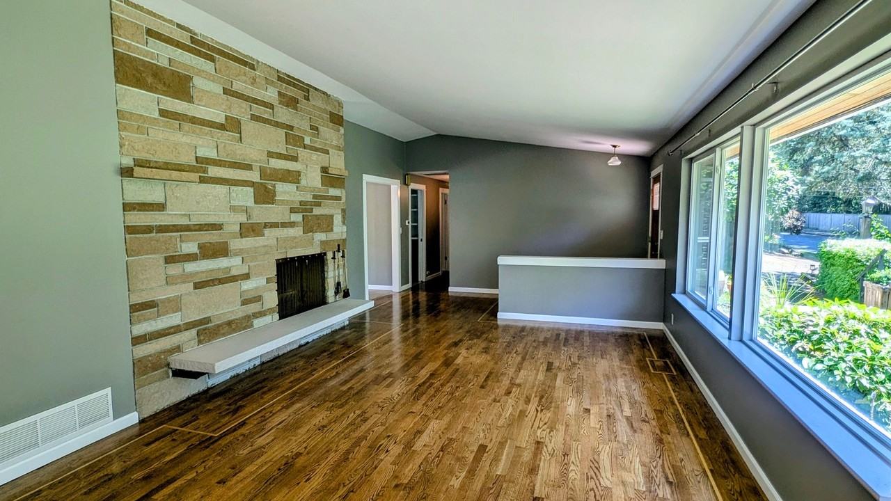 704 N 163rd St - Photo 4 of 23