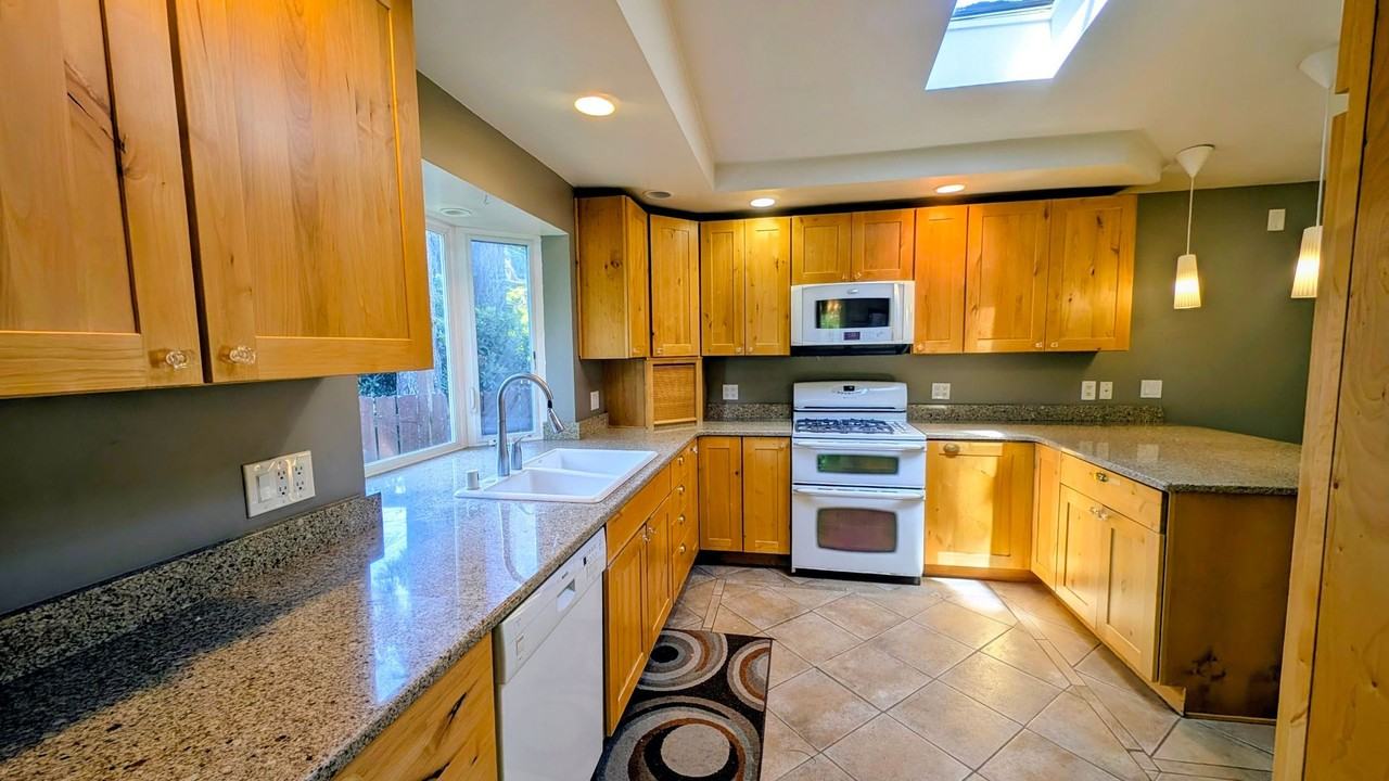 704 N 163rd St - Photo 6 of 23