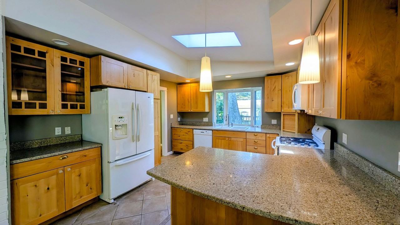 704 N 163rd St - Photo 7 of 23