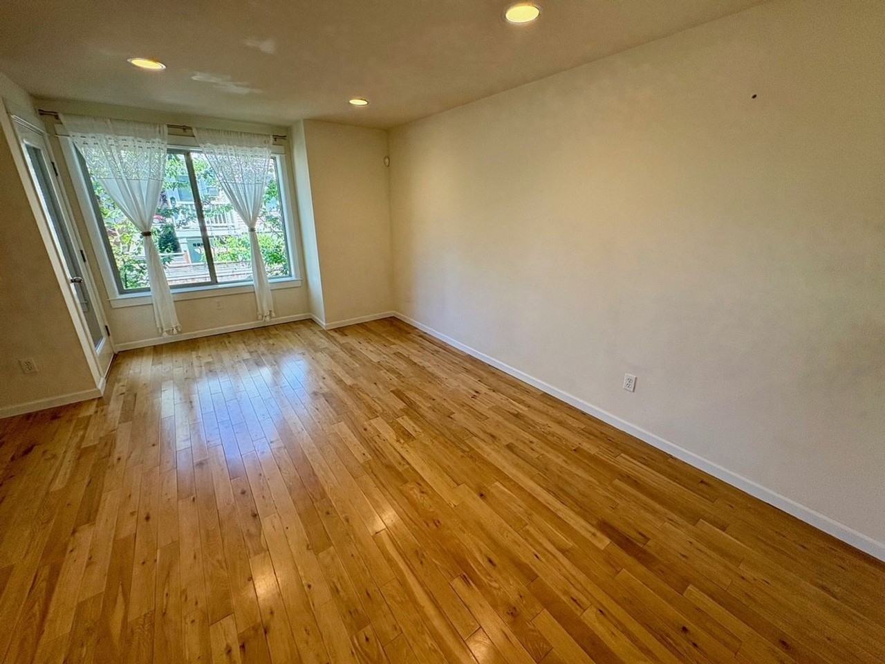 1122 N 92nd St #B - Photo 4 of 17