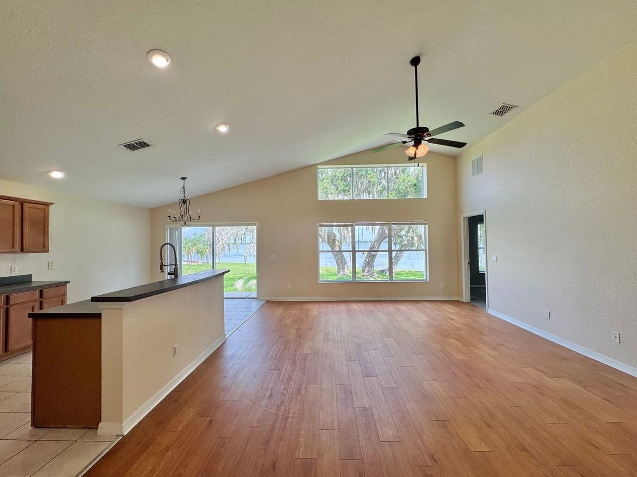 2726 Rochelle Dr - Photo 4 of 33