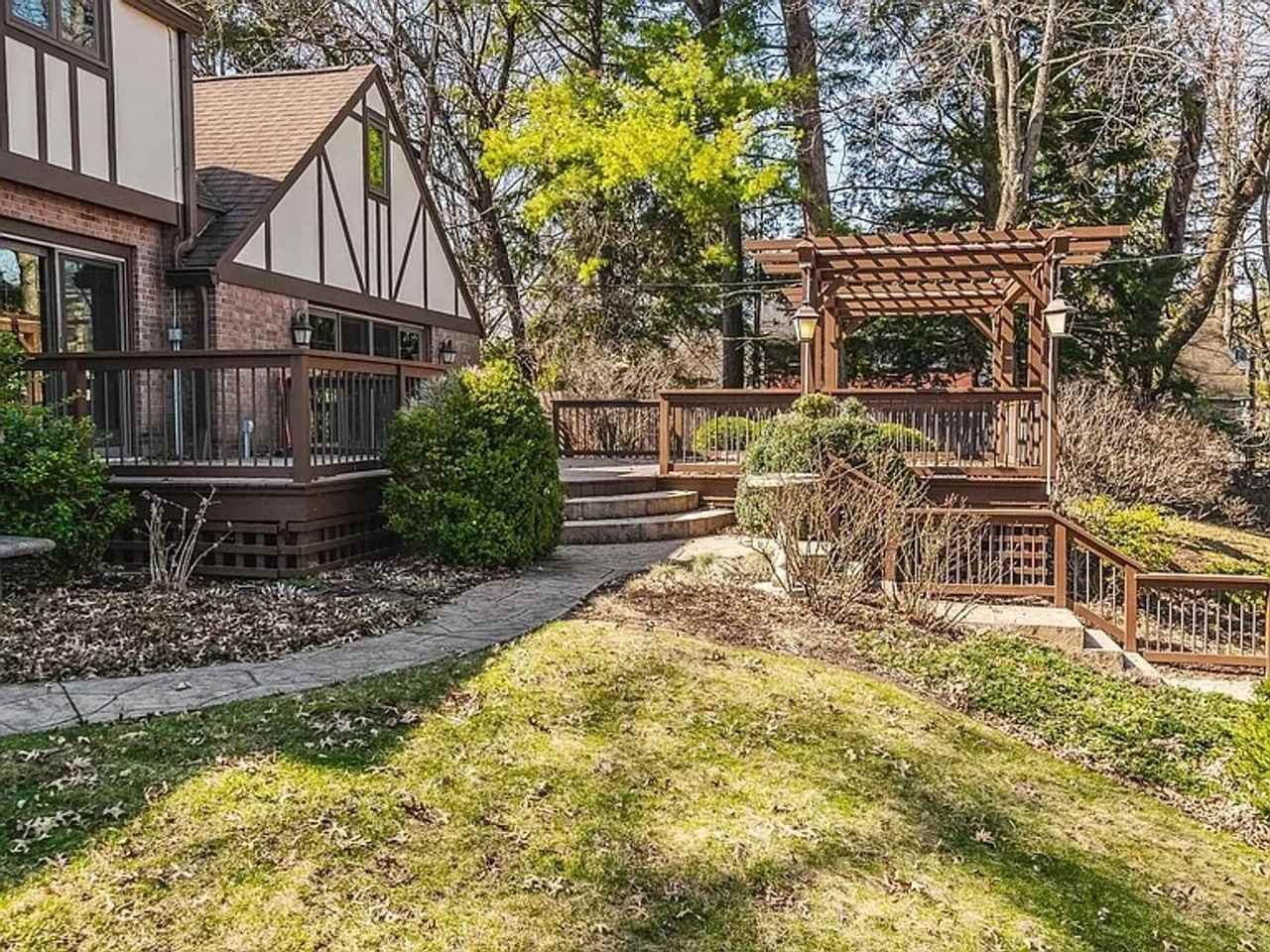 1209 E University St - Photo 6 of 29