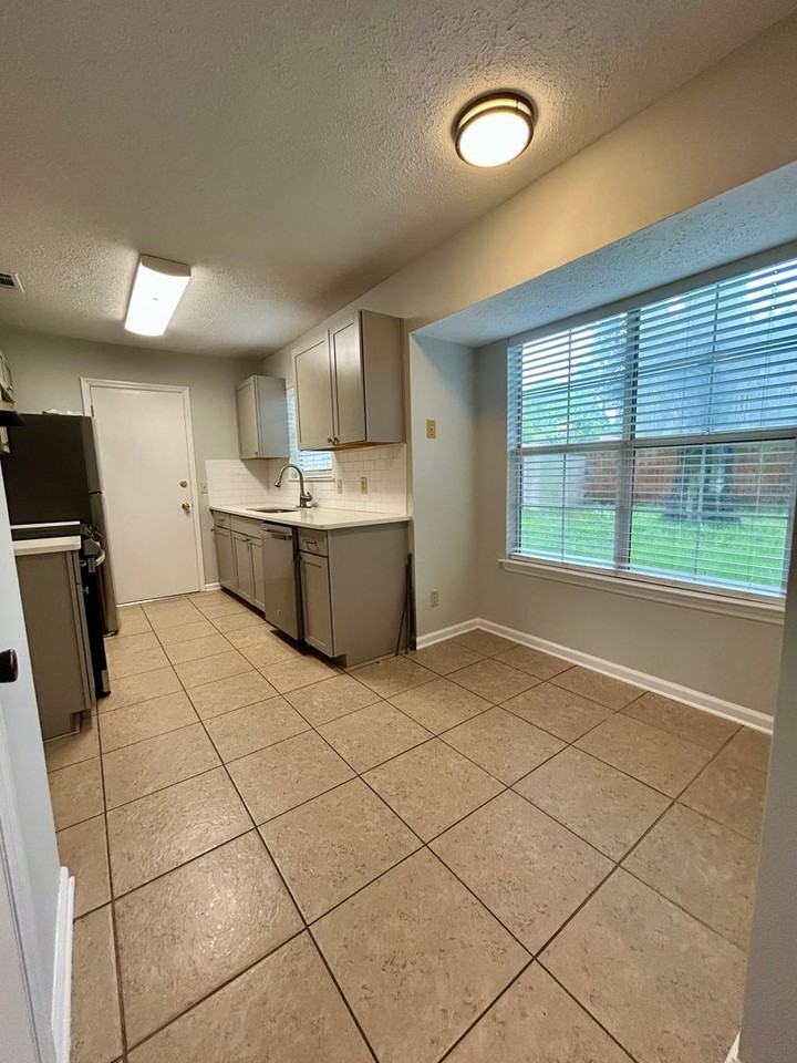 166 Bordeaux Ln - Photo 5 of 24