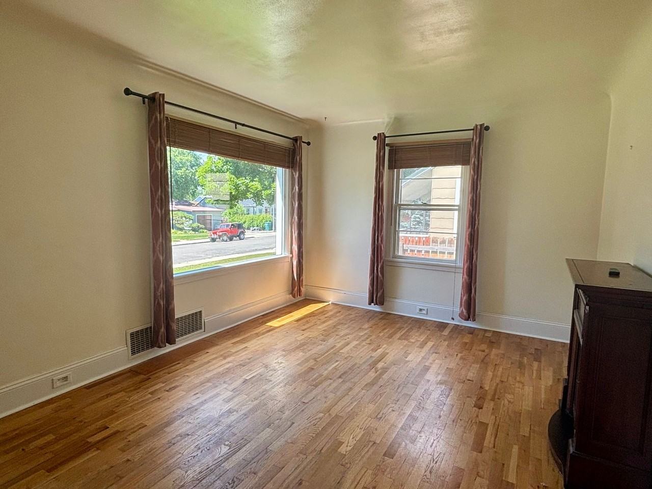 1105 Harvard Ave - Photo 4 of 19
