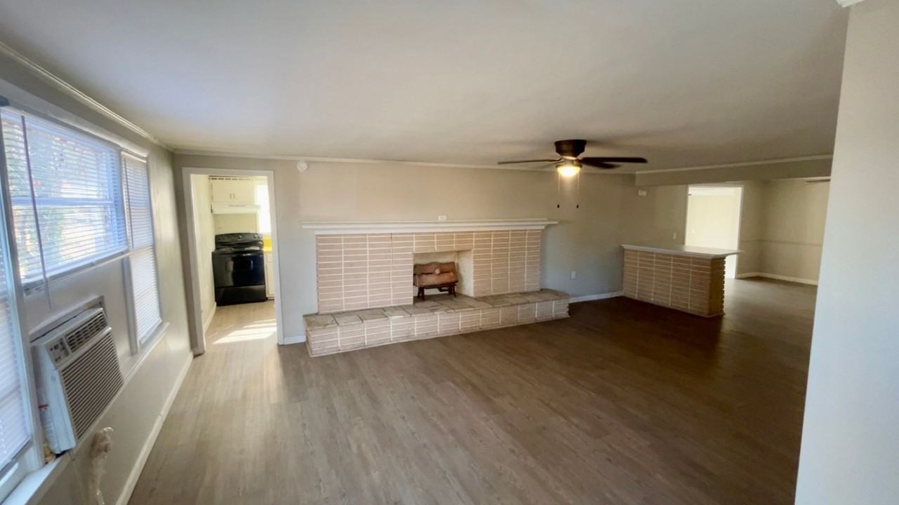 902 Adams St - Photo 3 of 14