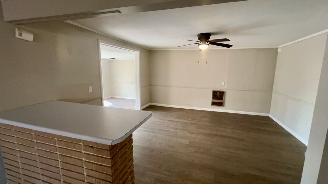 902 Adams St - Photo 4 of 14