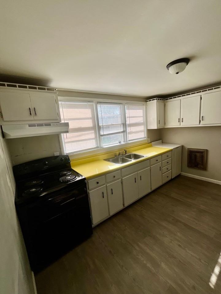 902 Adams St - Photo 7 of 14