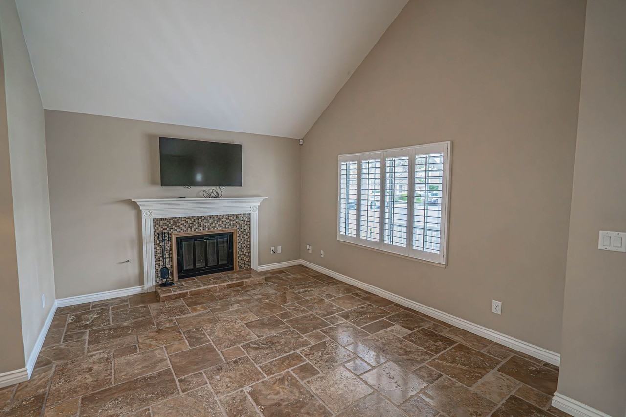 24022 Rockridge Ct - Photo 3 of 23