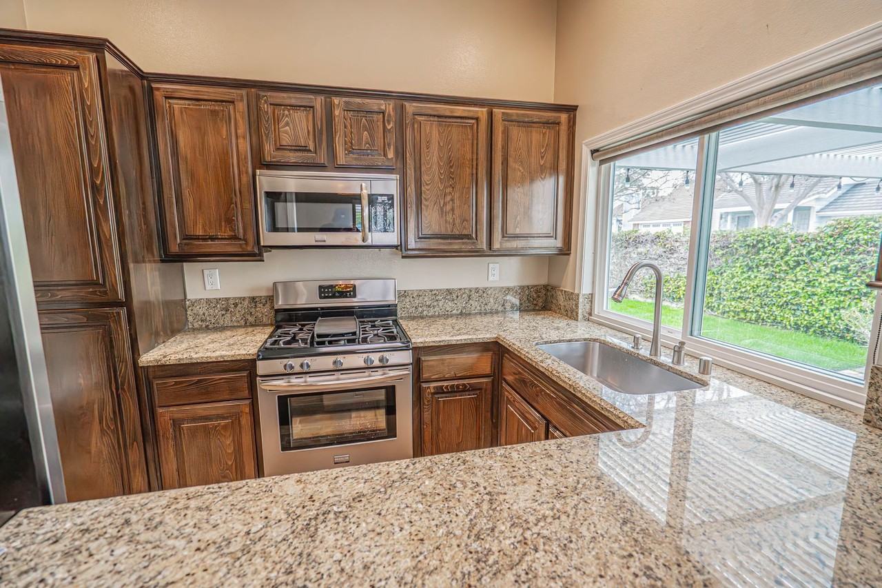24022 Rockridge Ct - Photo 4 of 23